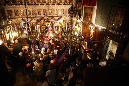 Πρώτη Ανάσταση στη Χίο: Με σάλτο βγήκε ο ιερέας από την Ωραία Πύλη