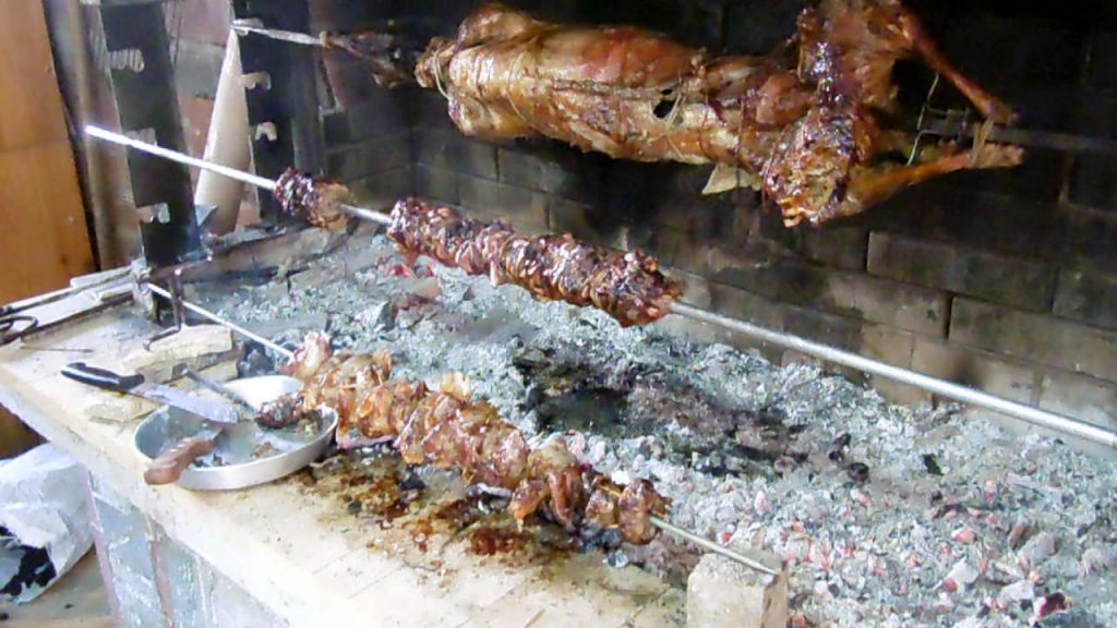 Καιρός – Κυριακή του Πάσχα: Πού θα σουβλίσουμε με ήλιο και πού με βροχή