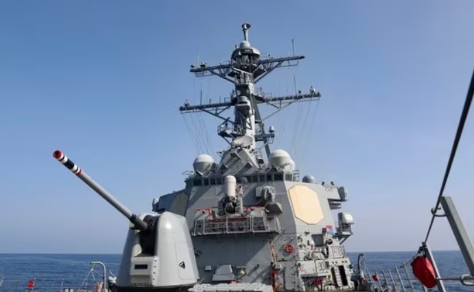 Αντιτορπιλικό των ΗΠΑ πλέει στο στενό της Ταϊβάν, που διεκδικεί η Κίνα