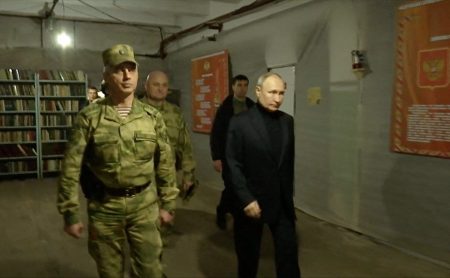 Ουκρανία: Αιφνιδιαστική επίσκεψη Πούτιν σε Χερσώνα και Λουχάνσκ – Εντονη αντίδραση Κιέβου