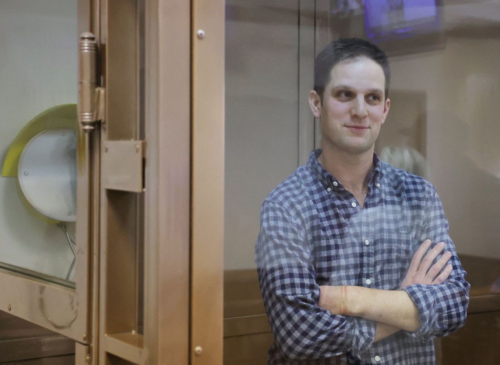 Ρωσία: Ο φυλακισμένος δημοσιογράφος της WSJ προσήχθη στο δικαστήριο