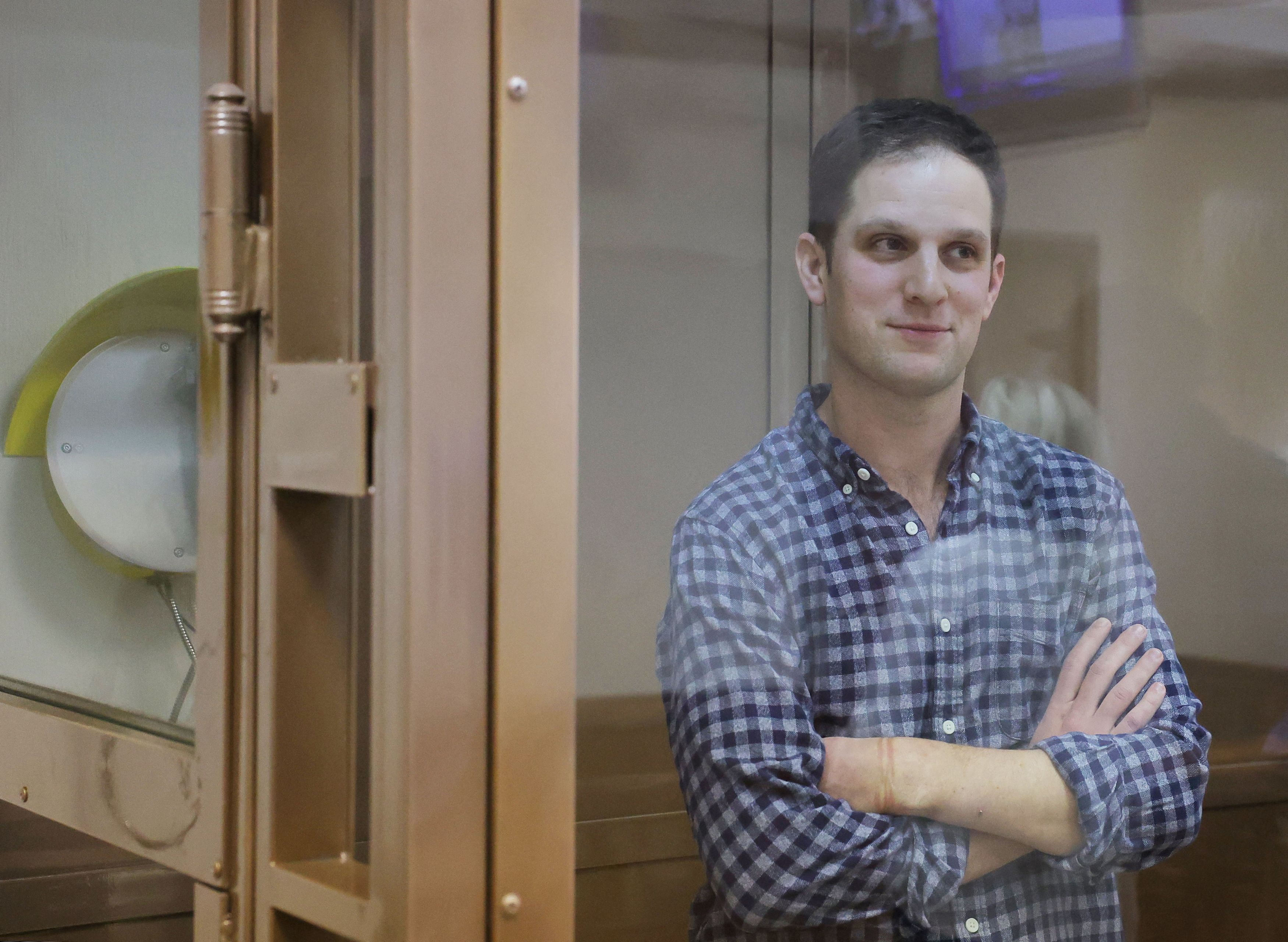 Ρωσία: Ο φυλακισμένος δημοσιογράφος της WSJ προσήχθη στο δικαστήριο