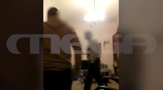 Πετρούπολη: Θρασύτατοι ληστές άδειασαν σπίτι – Καρέ καρέ η διάρρηξη