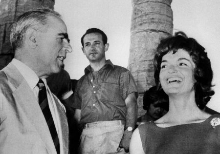 Όταν ο Καραμανλής φόρεσε λευκό κοστούμι