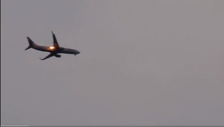 ΗΠΑ: Αεροπλάνο παίρνει φωτιά στον αέρα μετά από χτύπημα πουλιού (Βίντεο)