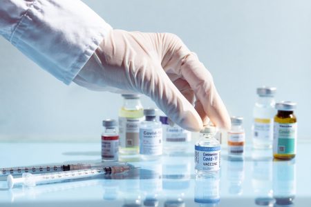 Εμβόλια covid-19: Οι αναφορές στον ΕΟΦ για παρενέργειες και θανάτους
