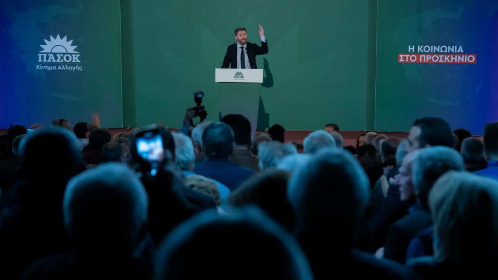 ΠαΣοΚ: Οι «μαύρες τρύπες» και οι κινήσεις Ανδρουλάκη