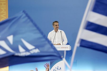 Μητσοτάκης: Παρουσιάζει το κυβερνητικό πρόγραμμα της ΝΔ