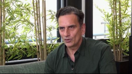 Νίκος Ψαρράς: Το ελληνικό θέατρο έχει γίνει «το κέντρο της ακολασίας»