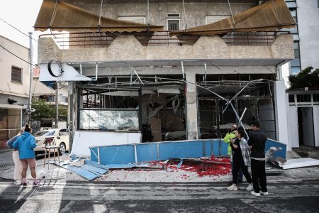 Νέο Ηράκλειο: Εικόνες καταστροφής μετά την ισχυρή έκρηξη σε καφετέρια