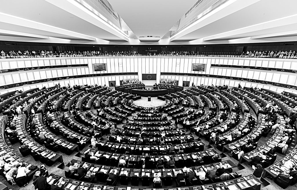 Το θέατρο της πολιτικής χωρίς celebrities