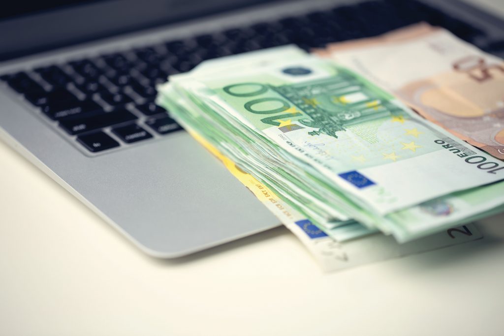 «Αλλάζω Συσκευή για Επιχειρήσεις»: Οι ωφελούμενοι, τα ποσά που θα πάρουν