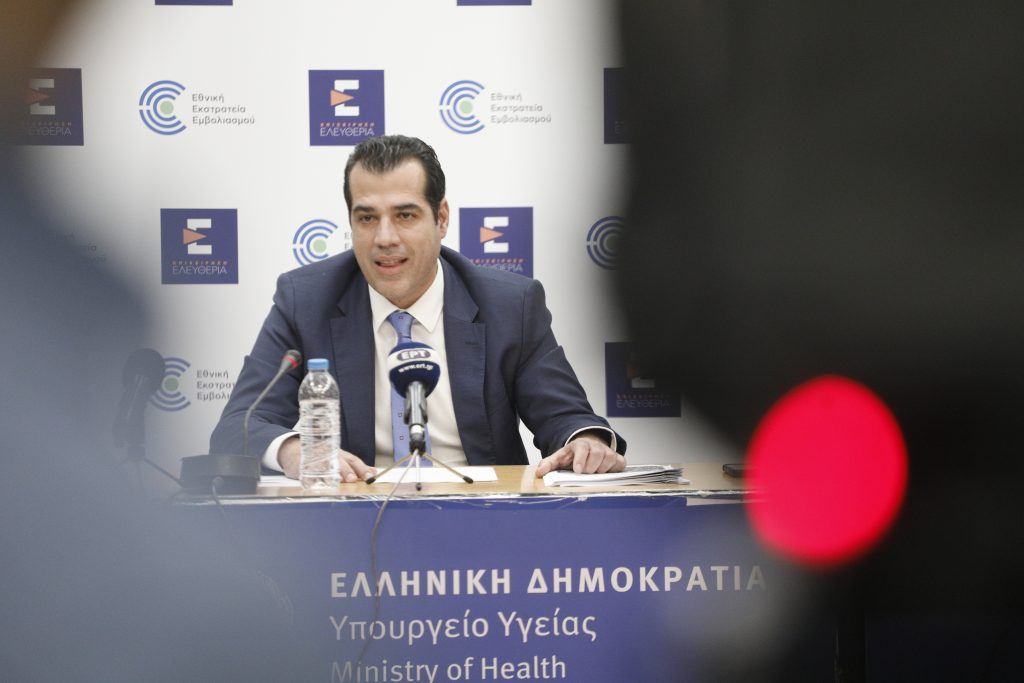 Επίθεση με γιαούρτια στον Θάνο Πλεύρη: Τι αναφέρει το ιατρικό ανακοινωθέν