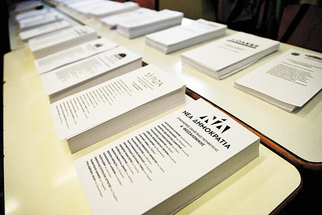 Δημοσκόπηση Metron Analysis: Πτώση 2,5 μονάδων της ΝΔ – 1 στους 4 στην «γκρίζα ζώνη»