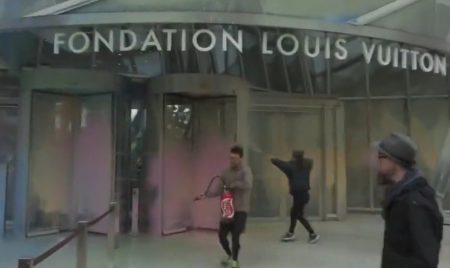 Γαλλία: Ακτιβιστές έριξαν μπογιά στο Ίδρυμα Louis Vuitton και στην πλατεία Βαντόμ