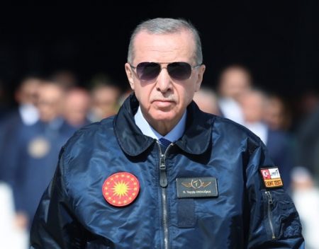 Ερντογάν: Ντύθηκε πιλότος και παρουσίασε το μαχητικό πέμπτης γενιάς KAAN