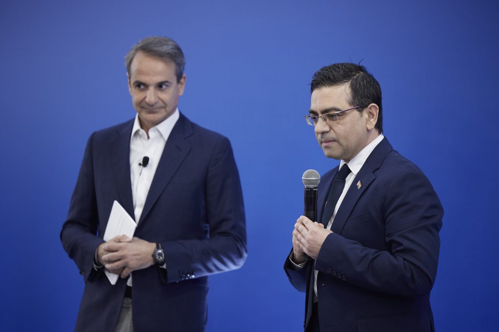 Το νέο υπουργείο, ο Άγιος των Αστέγων και ο υπουργός