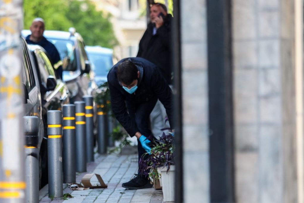 Γλυφάδα: Βρέθηκε χειροβομβίδα έξω από πολυκατοικία