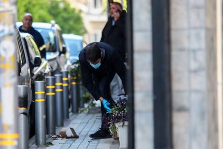 Γλυφάδα: Βρέθηκε χειροβομβίδα έξω από πολυκατοικία