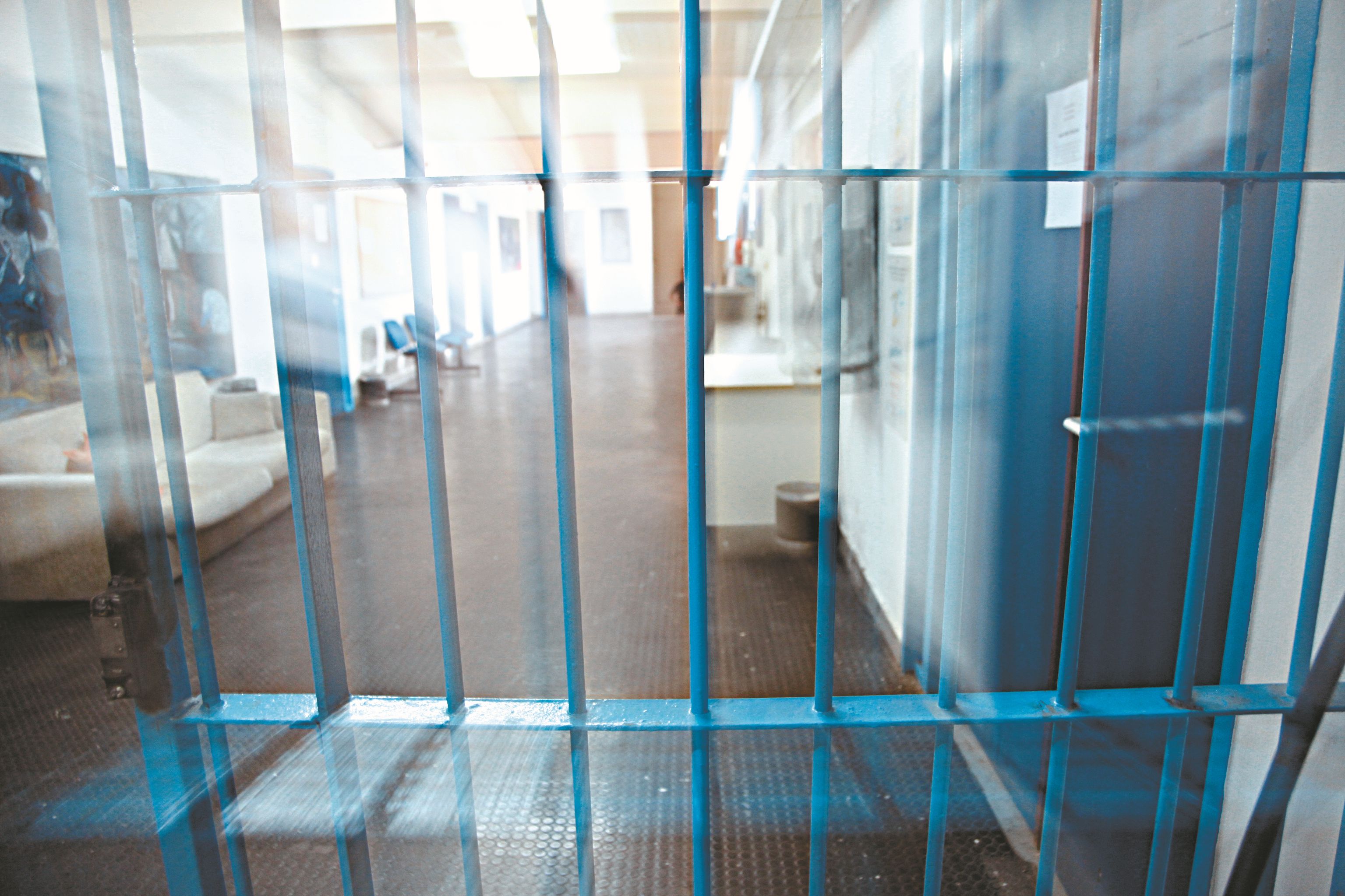 Συγκλονιστική μαρτυρία 17χρονου: «Μαμά, με βίαζαν κάθε βράδυ στο κελί»