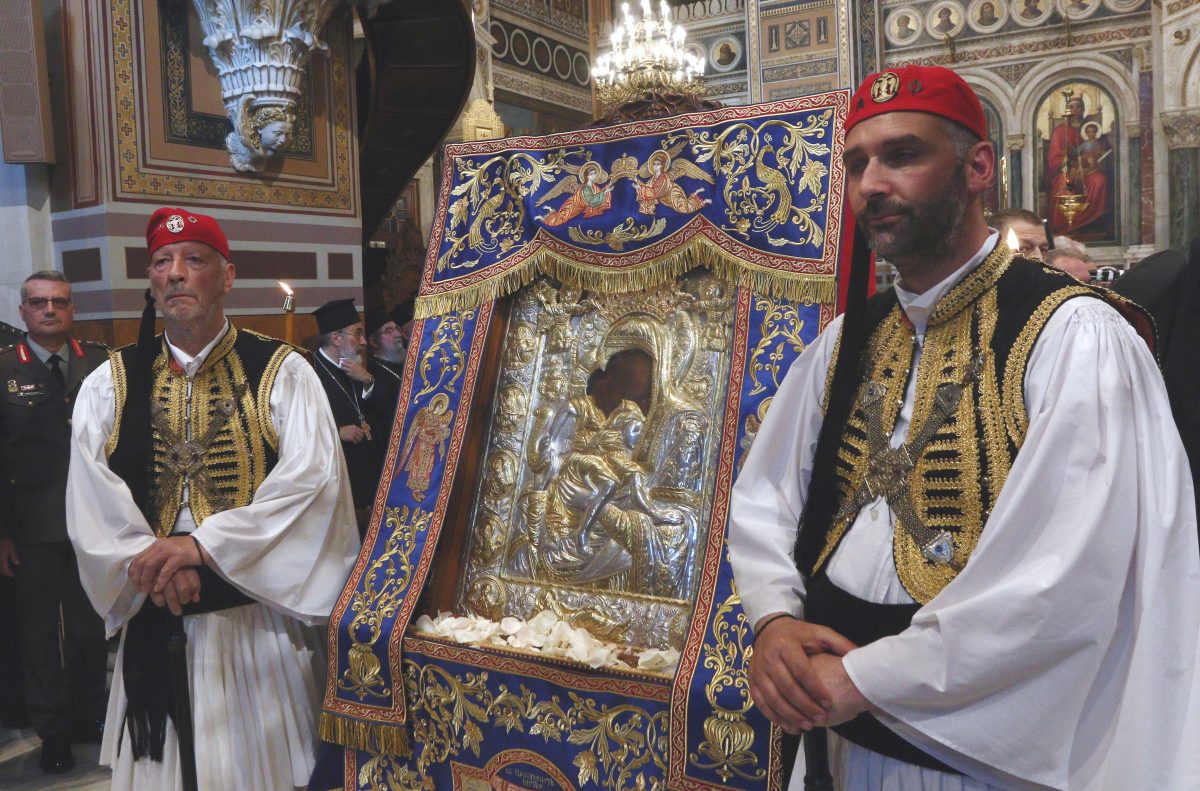 Μητρόπολη: Λαοθάλασσα για την εικόνας της Παναγιάς «Αξιον Εστί»