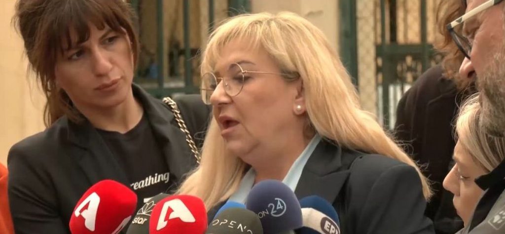 Γιώργος Καραϊβάζ: «Δεν γνωρίζω κάποιο πρόσωπο για να υποδείξω» λέει η σύζυγός του