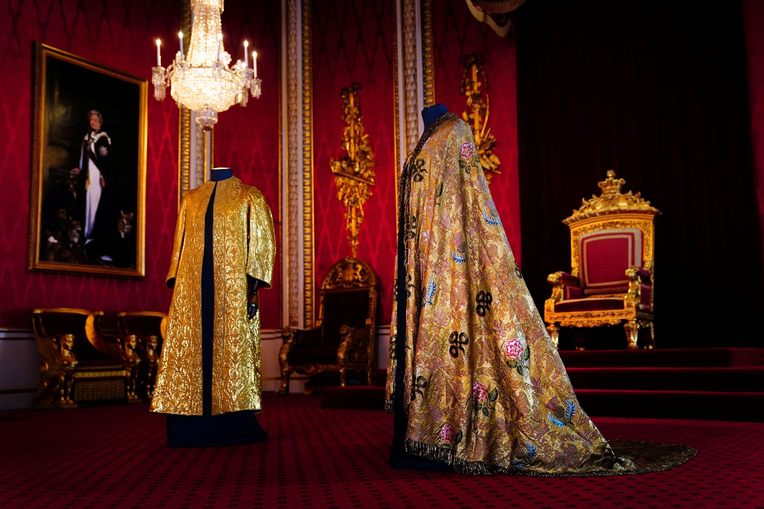 Στέψη Καρόλου: Ο χρυσοκέντητος αυτοκρατορικός μανδύας που θα φορέσει ο Κάρολος