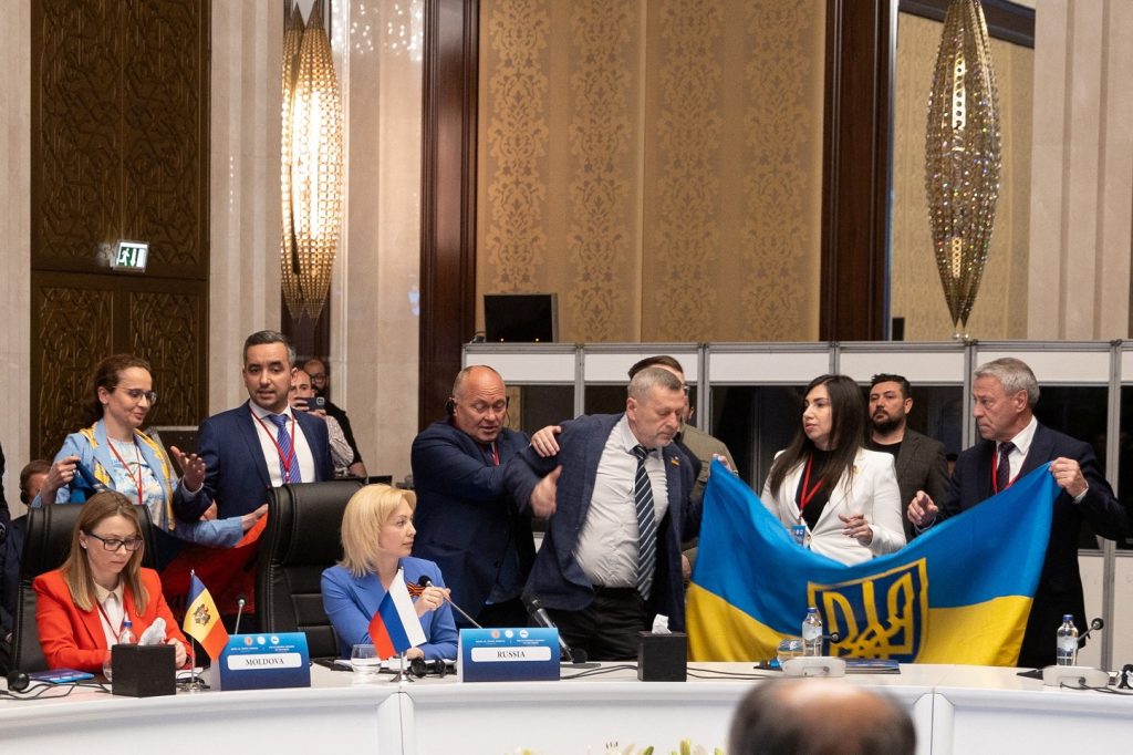 Πιάστηκαν στα χέρια Ρώσοι και Ουκρανοί αξιωματούχοι σε σύνοδο στην Τουρκία