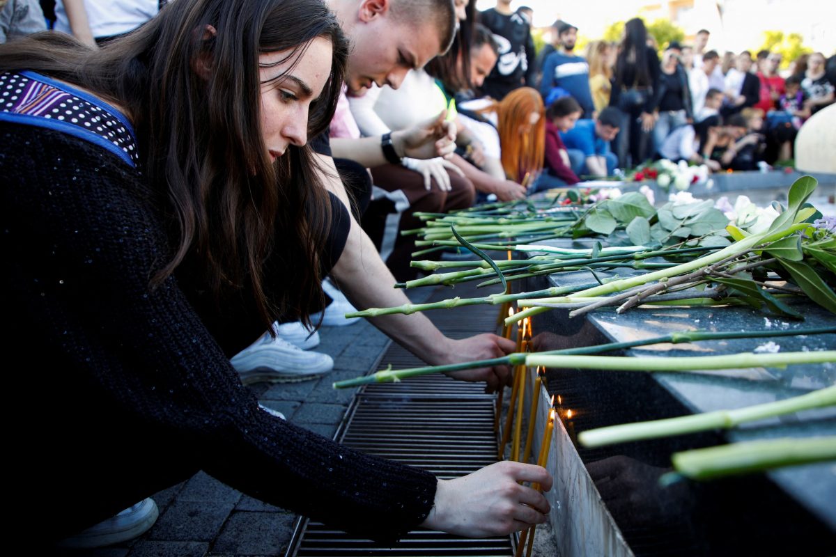Σερβία: Οι πρώτες κηδείες θυμάτων από τις μαζικές δολοφονίες – Τι ανησυχεί τις Αρχές
