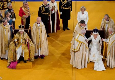 Στέψη Καρόλου: Η στιγμή που Βασιλιάς και Καμίλα φορούν τα στέμματα