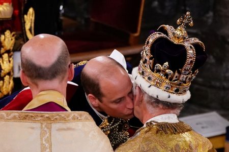 Στέψη Καρόλου: Το «ευχαριστώ» του Βασιλιά και το φιλί του Πρίγκιπα Γουίλιαμ