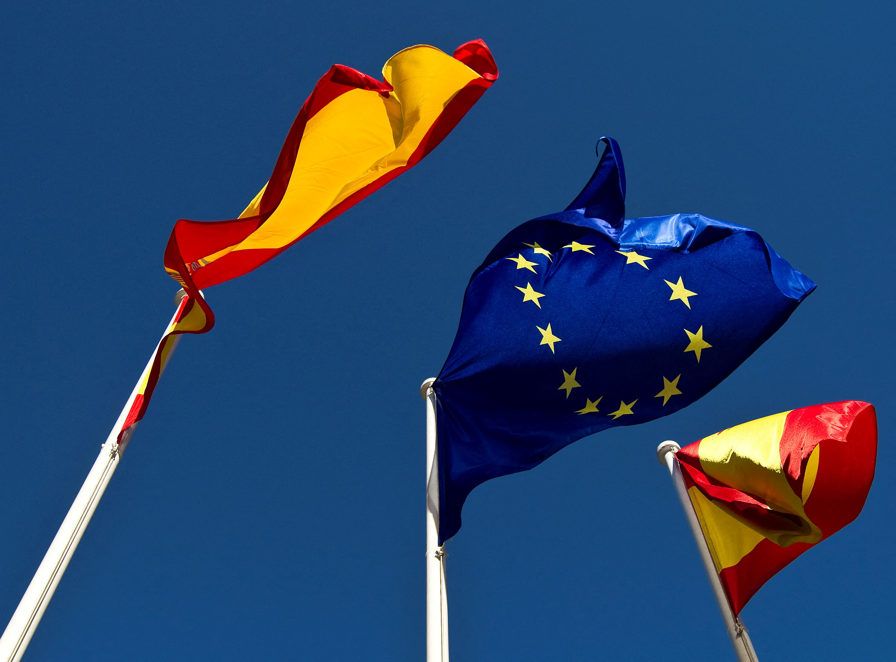 Ισπανία: Αυξήσεις μισθών 4% φέτος και 3% το 2024