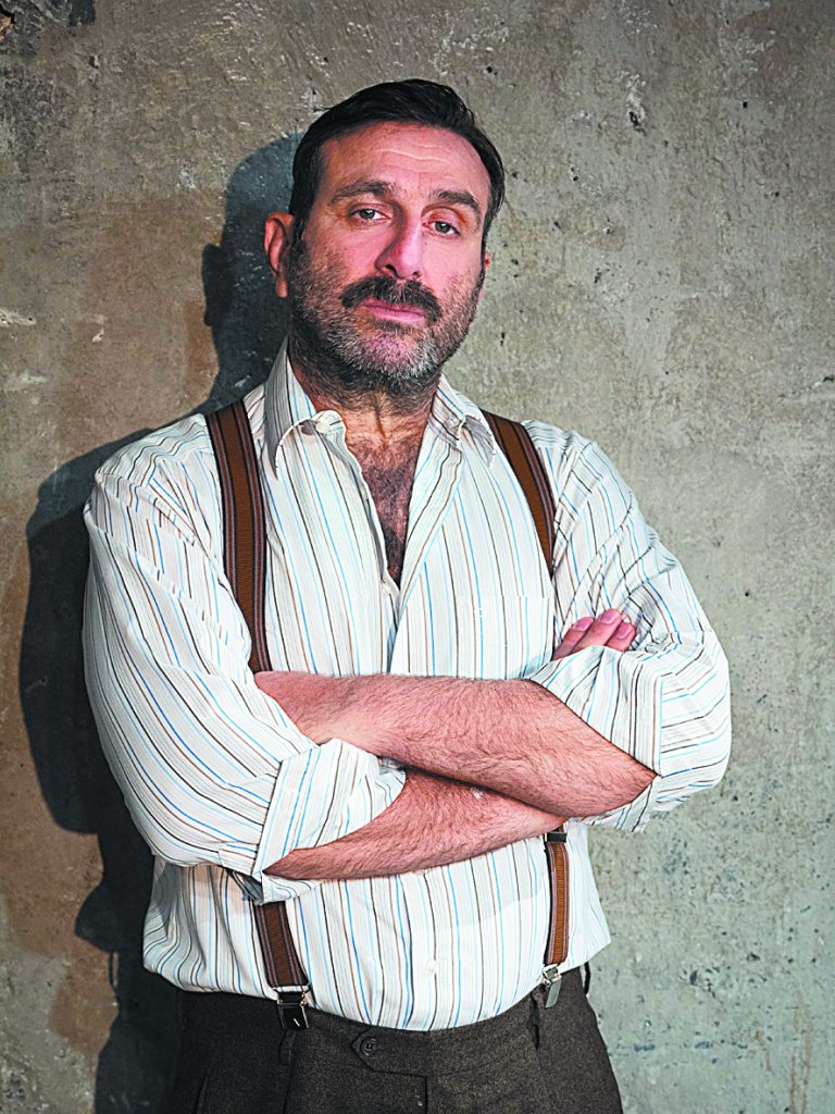 Ηλίας Βαλάσης: «Παίζω θέατρο για να δημιουργώ»