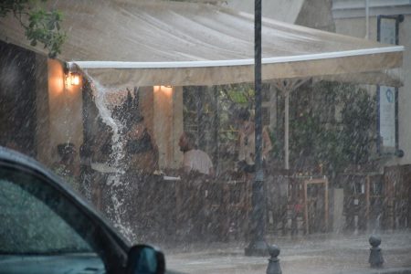 Καιρός: Έρχονται επικίνδυνες βροχές το απόγευμα – Οι περιοχές που θα επηρεαστούν