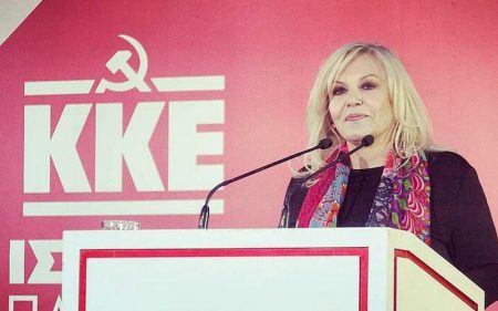 Σεμίνα Διγενή στο Βήμα: Τα δυο μεγάλα κόμματα δεν έχουν πολιτικούς αρχηγούς, έχουν stand up comedians!