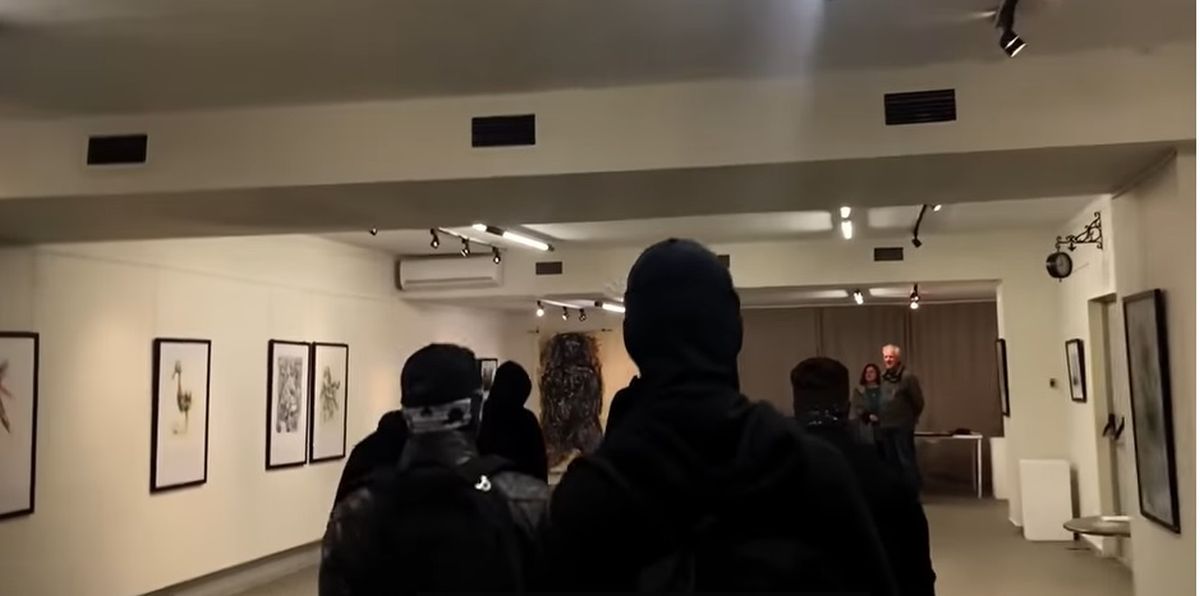 Χρυσή Αυγή: Ταυτοποιήθηκαν τα μέλη της που εισέβαλαν σε έκθεση Σκοπιανού καλλιτέχνη
