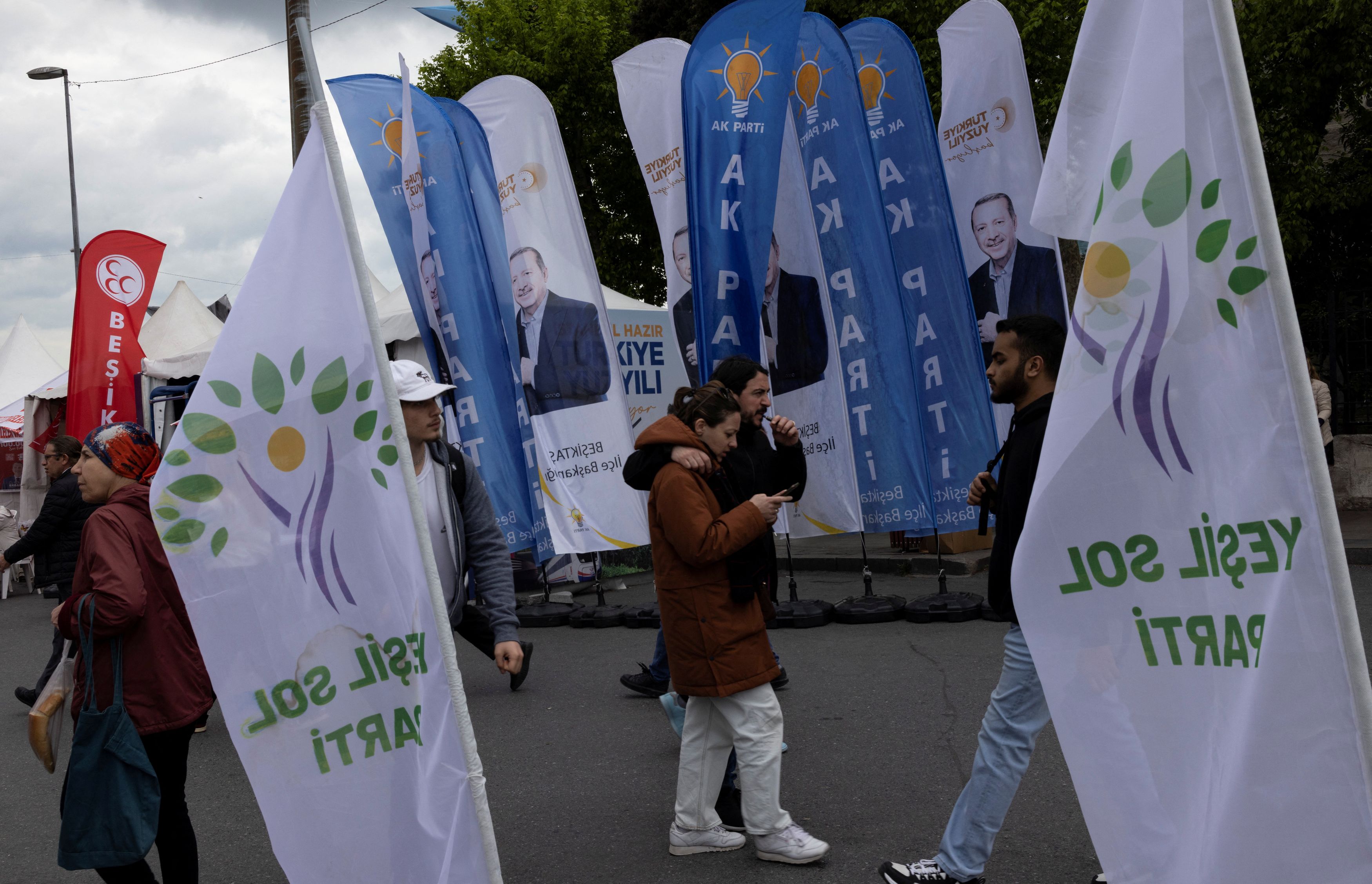 Αποστολή στην Τουρκία: Κρεμμύδια στο σακάκι του Ερντογάν, αφίσες και προεκλογικά περίπτερα