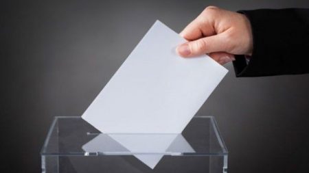Εκλογές 2023: Μάχη για την «καρδιά» των αναποφάσιστων