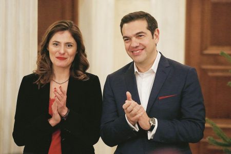 Ο μπαμπάς Αλέξης Τσίπρας και η ζωή στο σπίτι με την Μπέτυ Μπαζιάνα