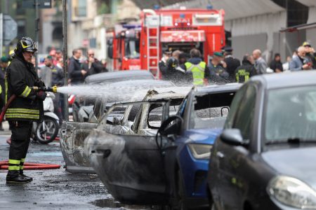 Μιλάνο: Έκρηξη στο κέντρο – Οχήματα τυλιγμένα στις φλόγες