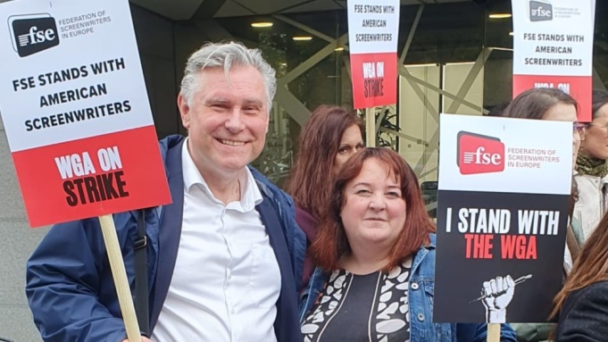 Βρυξέλλες: Συγκέντρωση σεναριογράφων σε ένδειξη αλληλεγγύης στους αμερικανούς συναδέλφους τους