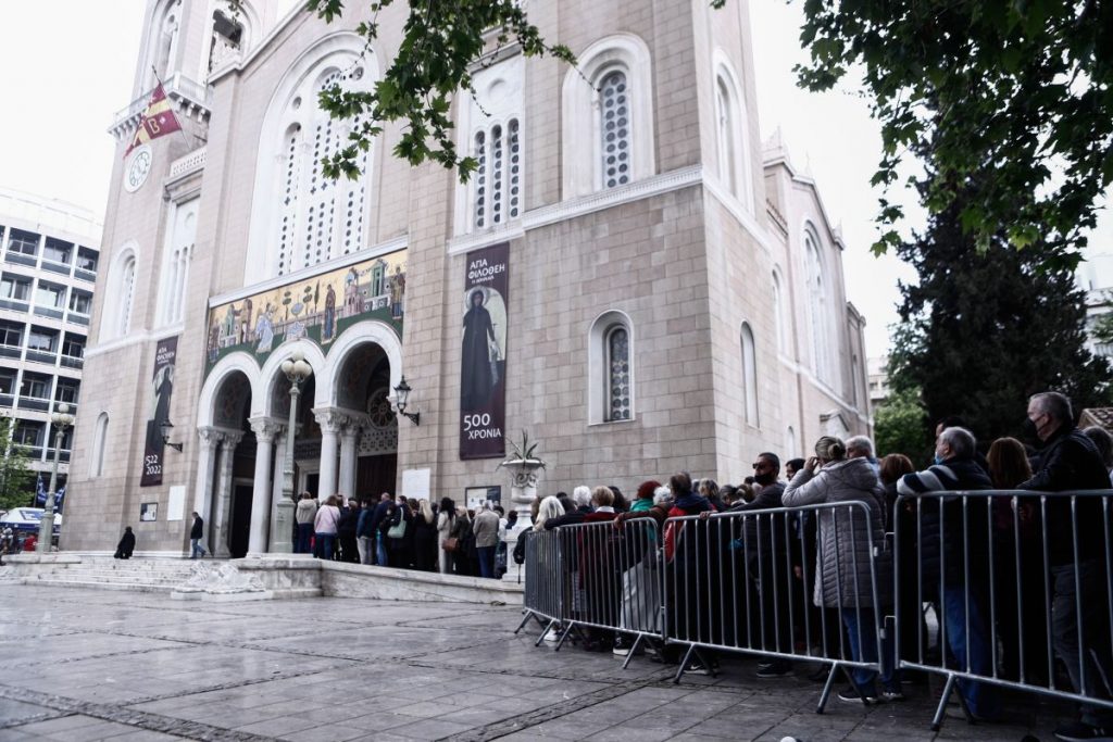 Μητρόπολη: Ουρές και πολλή αναμονή για την εικόνα της Παναγίας «Άξιον Εστί»
