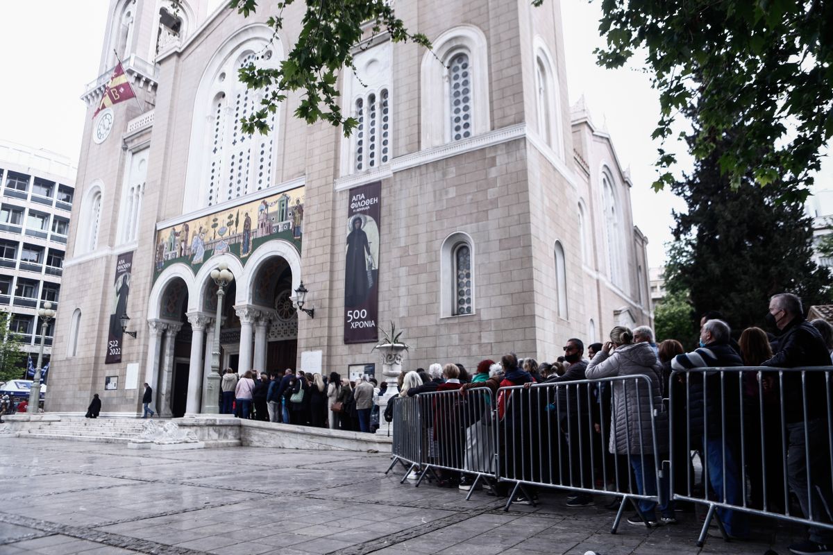 Μητρόπολη: Ουρές και πολλή αναμονή για την εικόνα της Παναγίας «Άξιον Εστί»