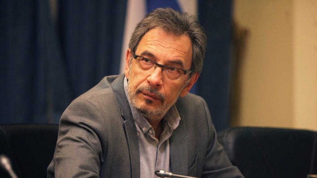 Διονύσης Τσακνής στο ΒΗΜΑ: «Στο μέλλον που ετοιμάζουν άλλοι για λογαριασμό μας θα εξακολουθώ να του γυρίζω την πλάτη»