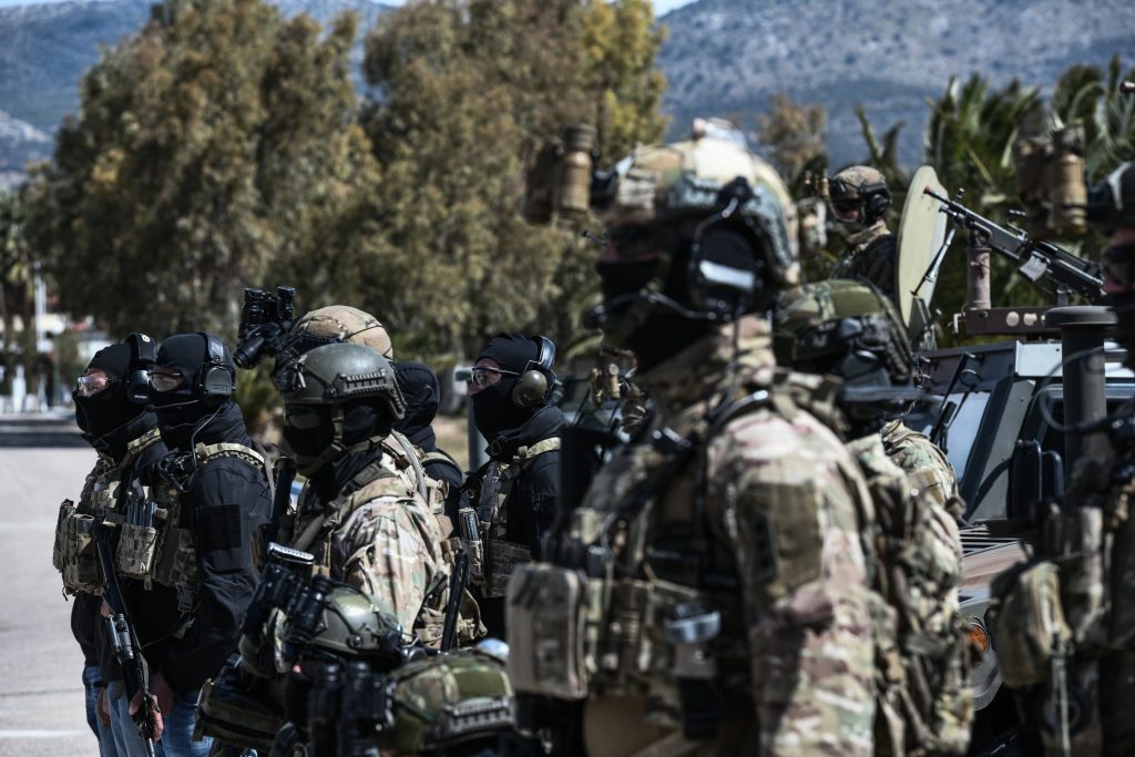 Ελληνες εκπαιδευτές Ουκρανών στρατιωτικών