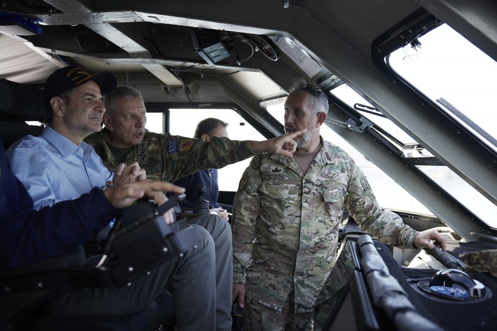 Ο Μητσοτάκης, οι πεζοναύτες και ο αρματωμένος Βόλος