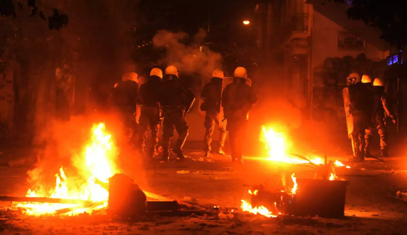 Πανεπιστημιούπολη Ζωγράφου: Επεισόδια τη νύχτα – Κάηκαν αυτοκίνητα, 2 προσαγωγές