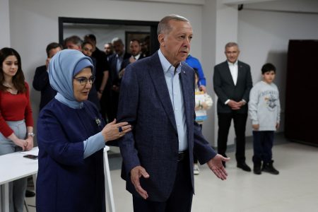 Τουρκία – Εκλογές: Η «βασίλισσα» Εμινέ Ερντογάν και η «ταπεινή» Σέλβι Κιλιτσντάρογλου