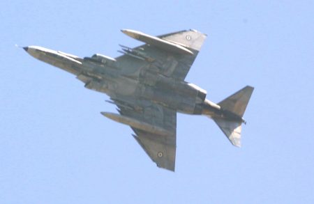 F-4 Phantom: Τα «αρσενικά» μαχητικά που… πίνουν, βρίζουν και καπνίζουν