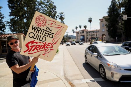 ΗΠΑ: Στα 30 εκατ. δολάρια την ημέρα το κόστος της απεργίας των σεναριογράφων
